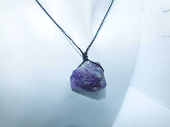 pendentif pierre naturelle violette